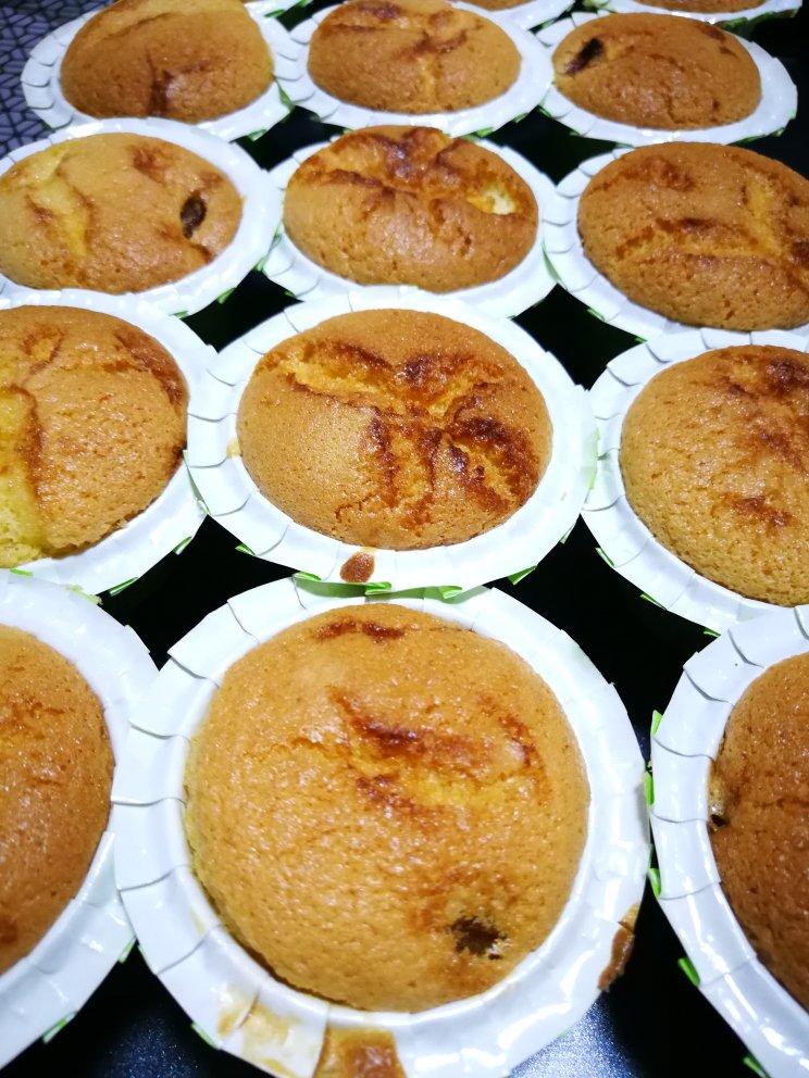 全蛋法打发原味海绵杯子蛋糕