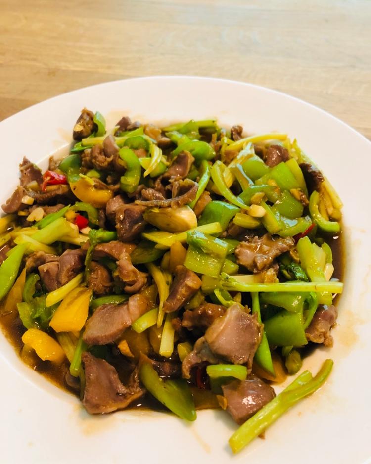 厨师长教你：农家菜“青椒炒鸭胗”的做法，看得口水直流
