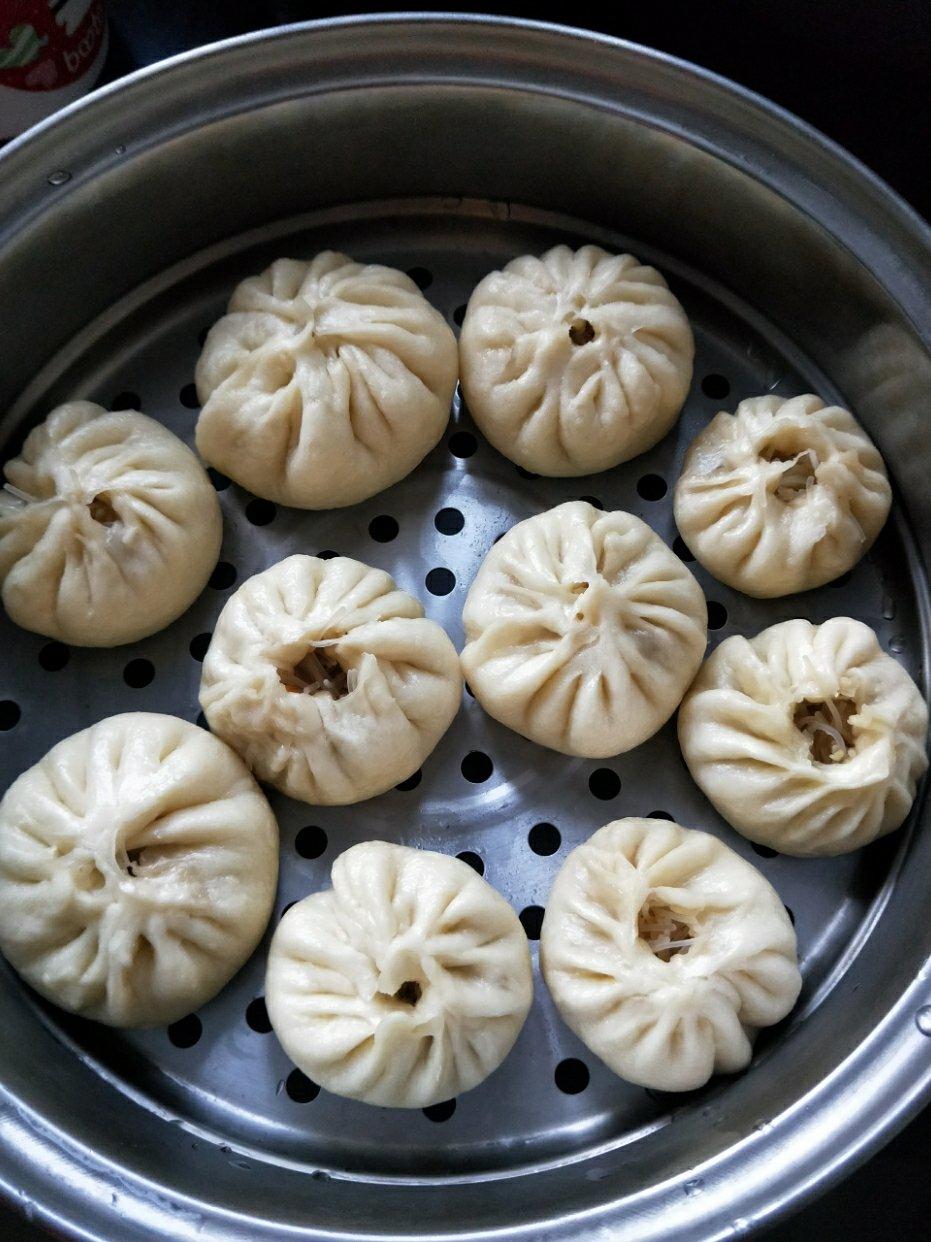 松软的素馅包子