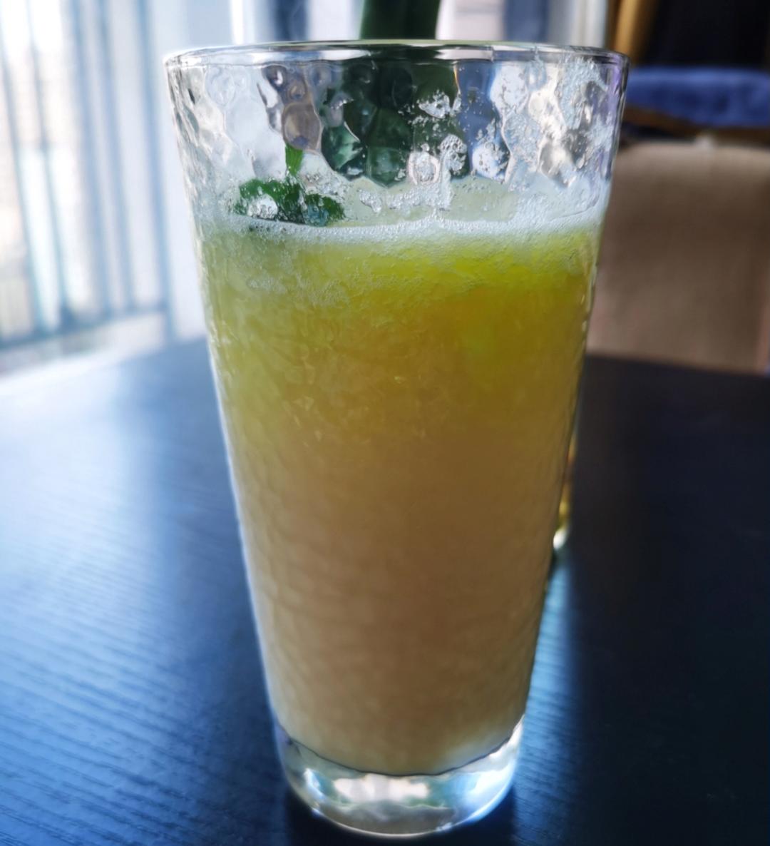 菠萝的第N种吃法 | 自制菠萝养乐多气泡水