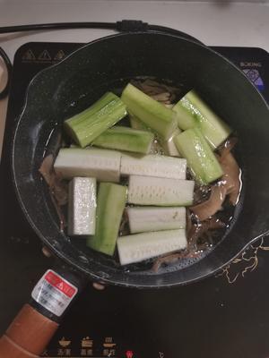 夏天就喝这碗汤！笋煮干菜丝瓜汤的做法 步骤2