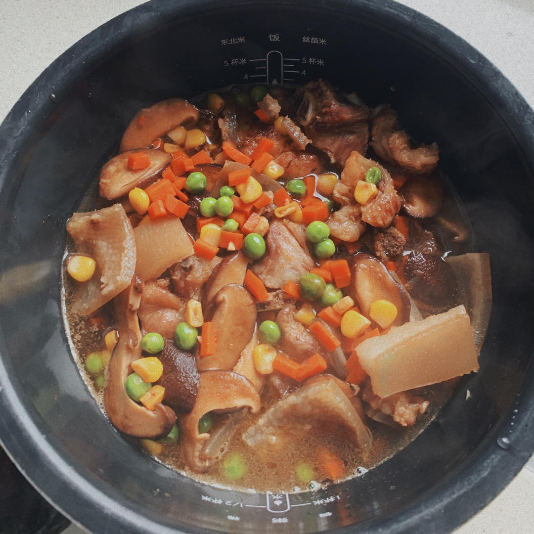 电饭煲排骨焖饭‼️米饭粒粒分明，咸香入味，超级好吃