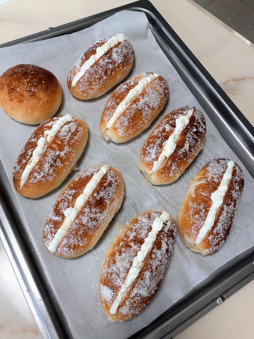 儿时去面包房必买的［椰丝奶油包］