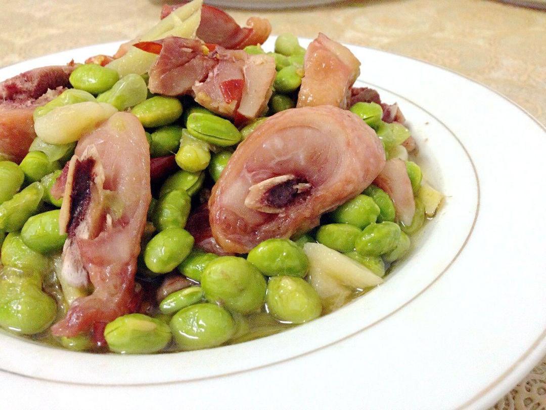 腊鸡腿蒸毛豆的做法