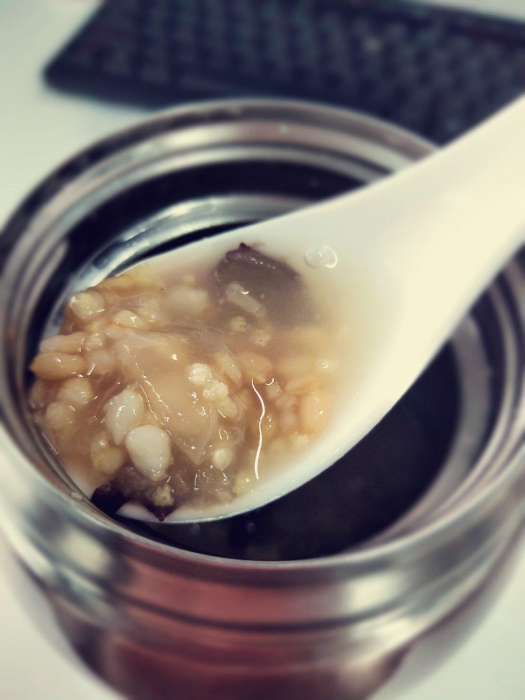 燕麦小米银耳红枣粥