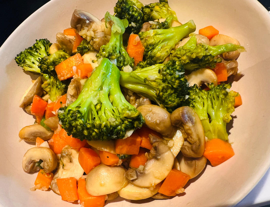 美味抗癌家常菜——胡萝卜口蘑炒西蓝花
