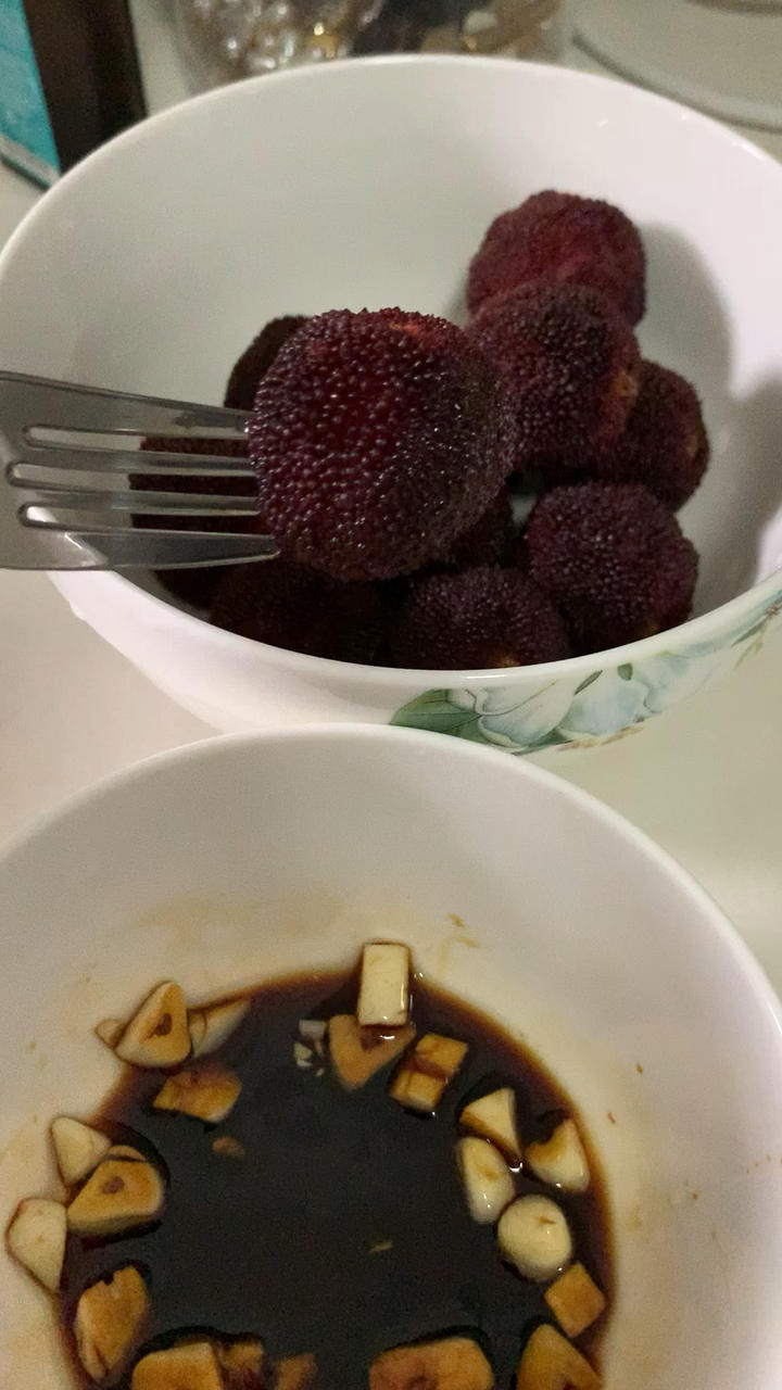 杨梅蘸酱油？！？正确打开方式！😛