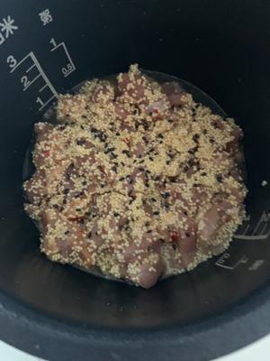 电饭煲蒸芋头蒸小米肉片的做法 步骤3