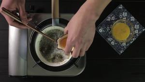 海鲜蛋花汤 | 爸爸厨房 VOL. 124 海米 紫菜 鸡蛋 香油的做法 步骤7