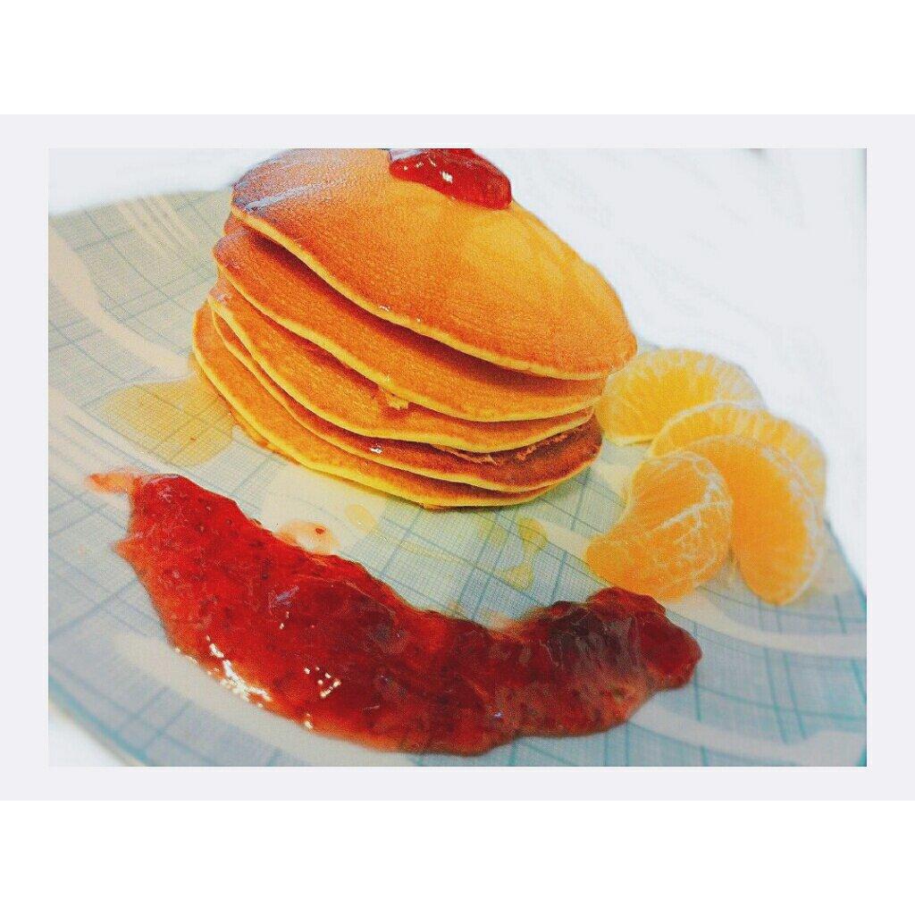 【酸奶松饼yogurt pancake】，搭上黑莓果酱和枫糖的美味。