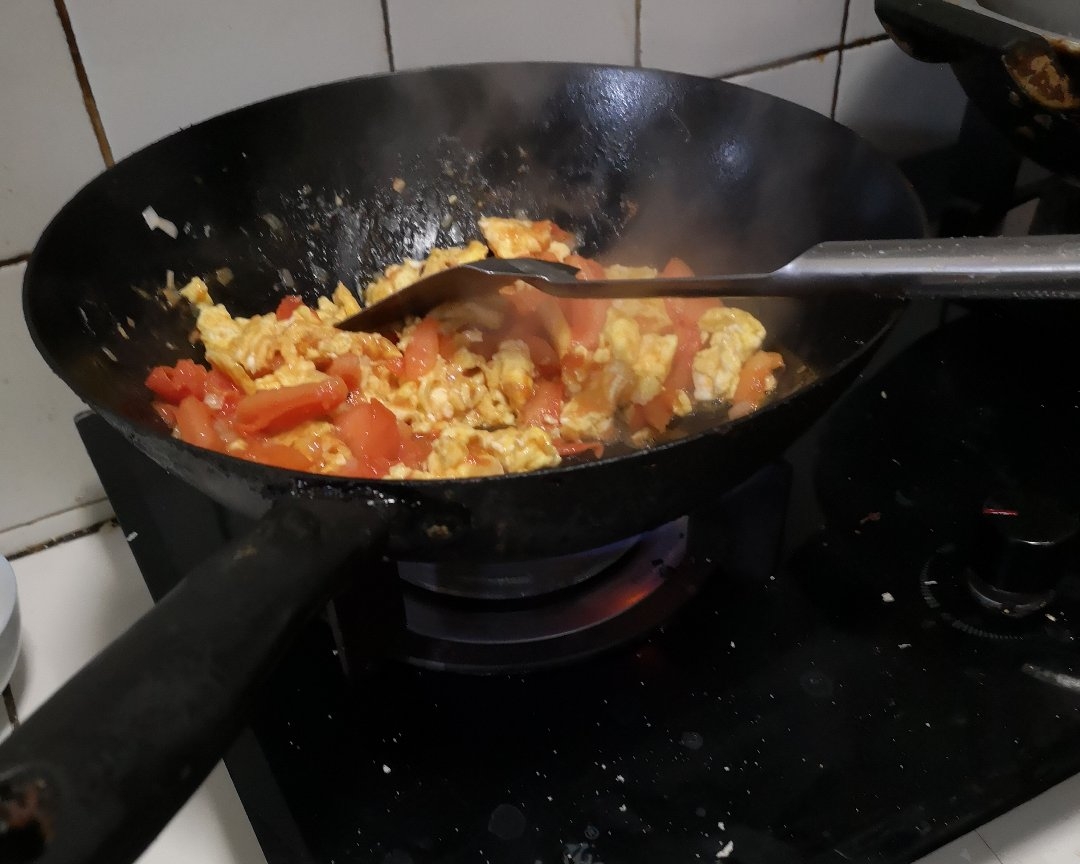 赛螃蟹西红柿炒鸡蛋的做法 步骤7