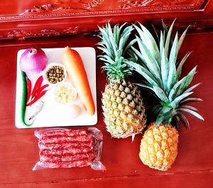 🌸海鲜菠萝炒饭～😊菠萝饭😬家庭版的做法 步骤2