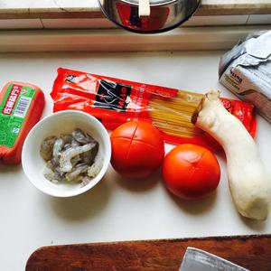 茄汁鲜虾火腿意面的做法 步骤1