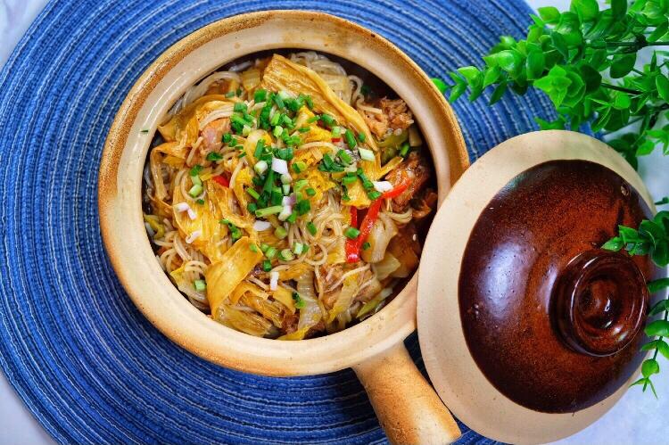 又不贵，冬天里的家常菜，猪肉酸菜炖粉丝。的做法