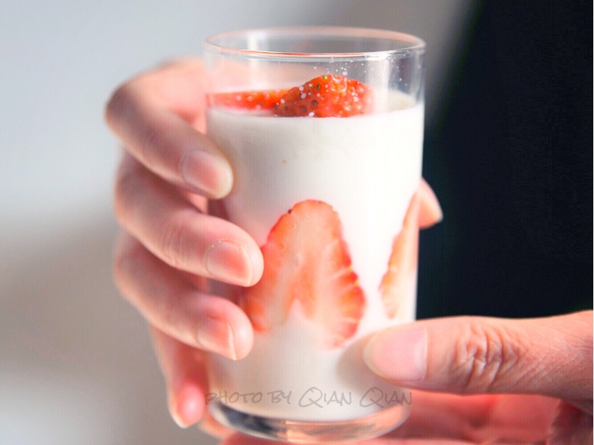草莓杯壁酸奶