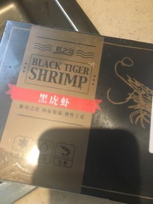 黄油煎黑虎虾的做法 步骤1