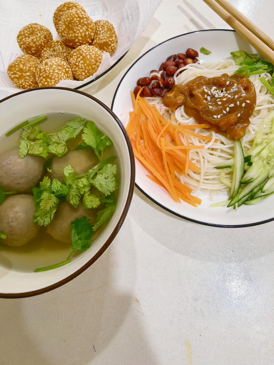 小朋友早餐：麻酱凉面+紫菜牛肉丸汤