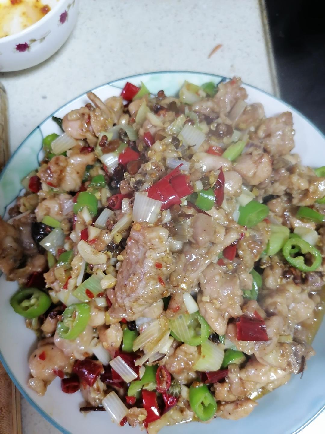 厨师长教你自贡特色“小煎兔”，味道鲜辣，肉质细腻，下饭一绝