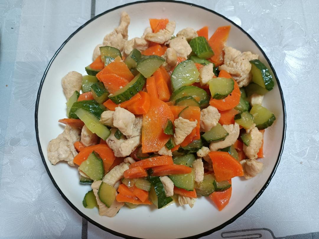 营养鸡胸肉加上丰富蔬菜——鸡胸肉炒三丁