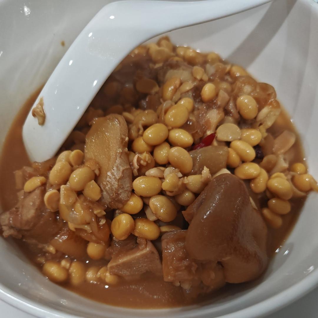 流口水的黄豆炖猪蹄