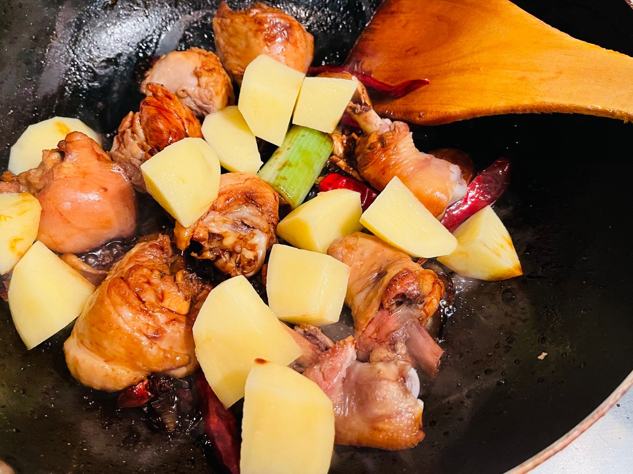 松蘑鸡腿炖土豆的做法 步骤5