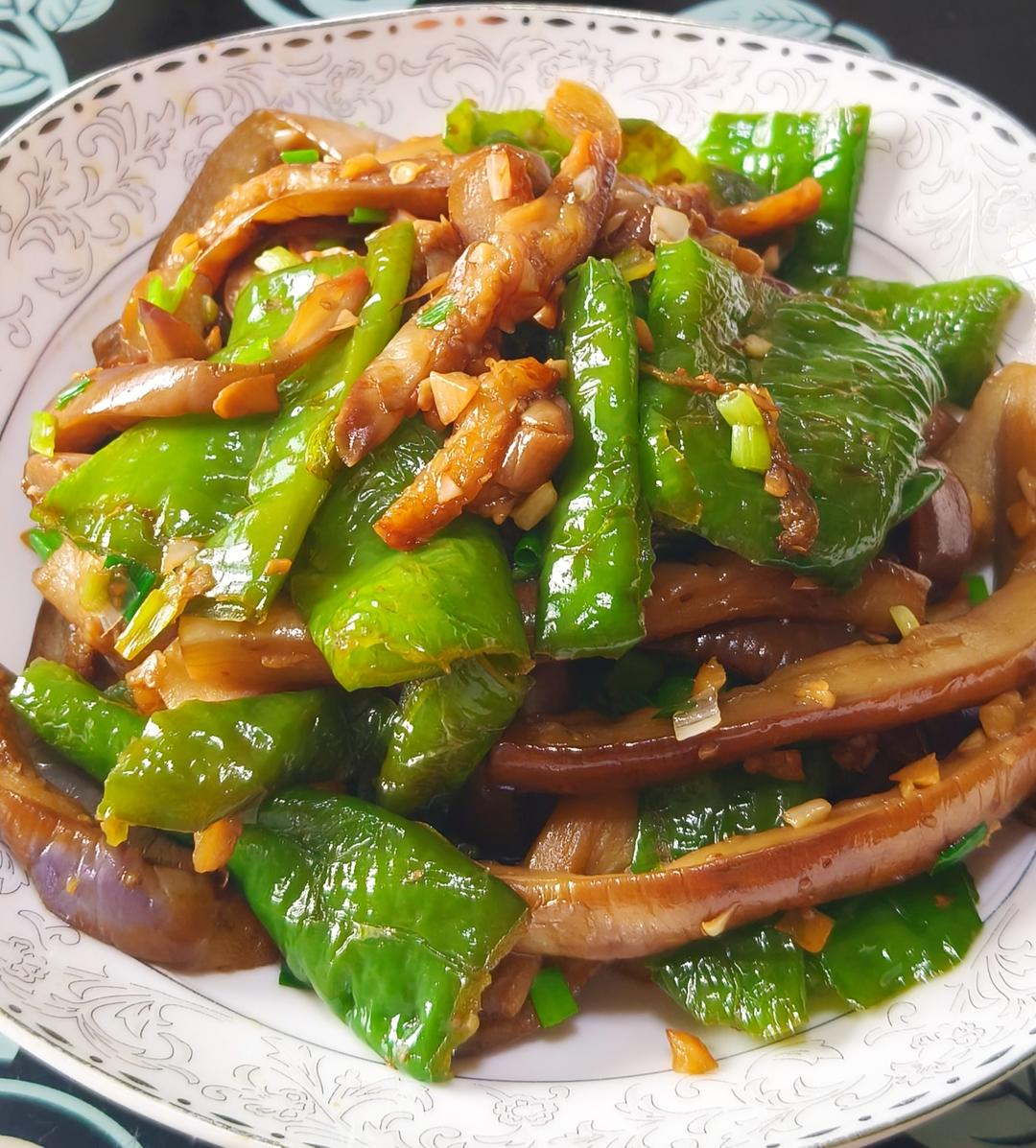 不蒸不煮不油炸青椒炒茄子的做法