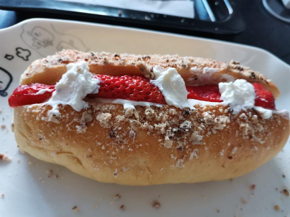 奶油草莓热狗面包