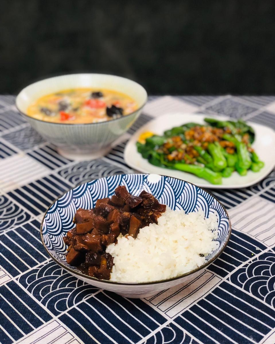 洋葱酥卤肉饭