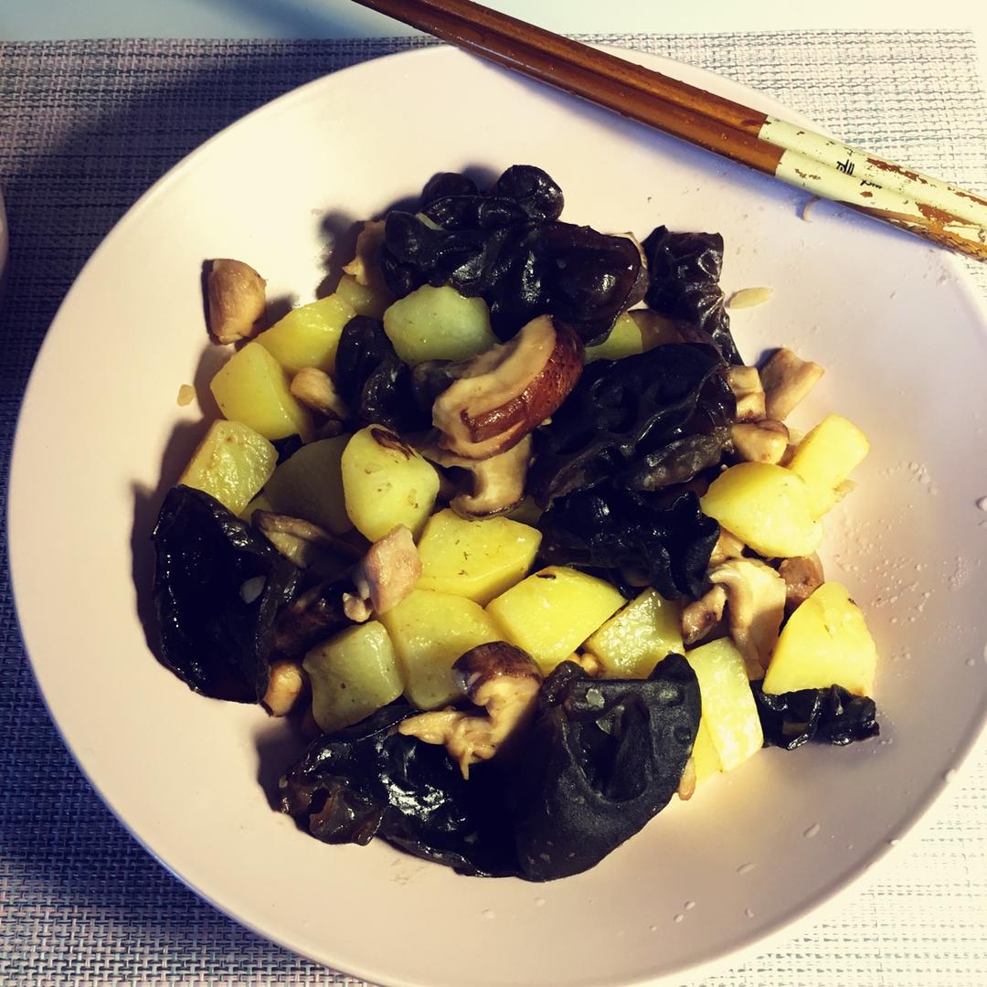 香菇土豆炖鸡肉