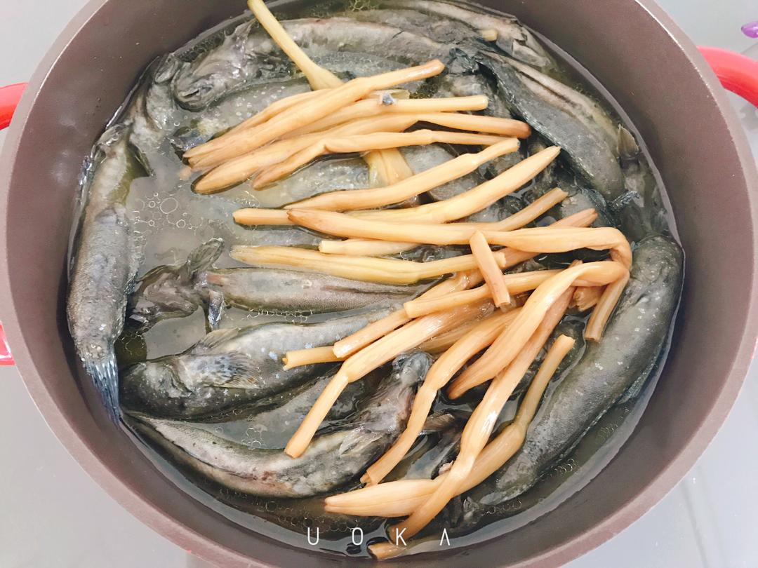 黄花菜煲鲦鱼汤