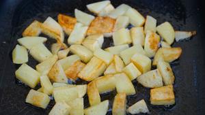 香煎土豆块（制作很简单 软糯的版本 厨房小白也可以掌握 可以做小零食或者代替主食吃）的做法 步骤5