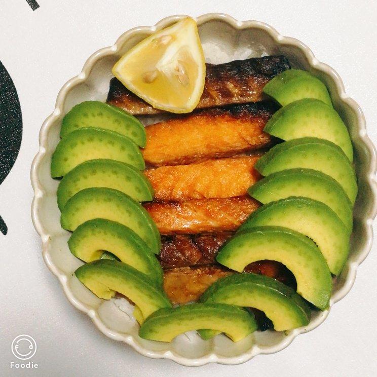 三文鱼牛油果拌饭