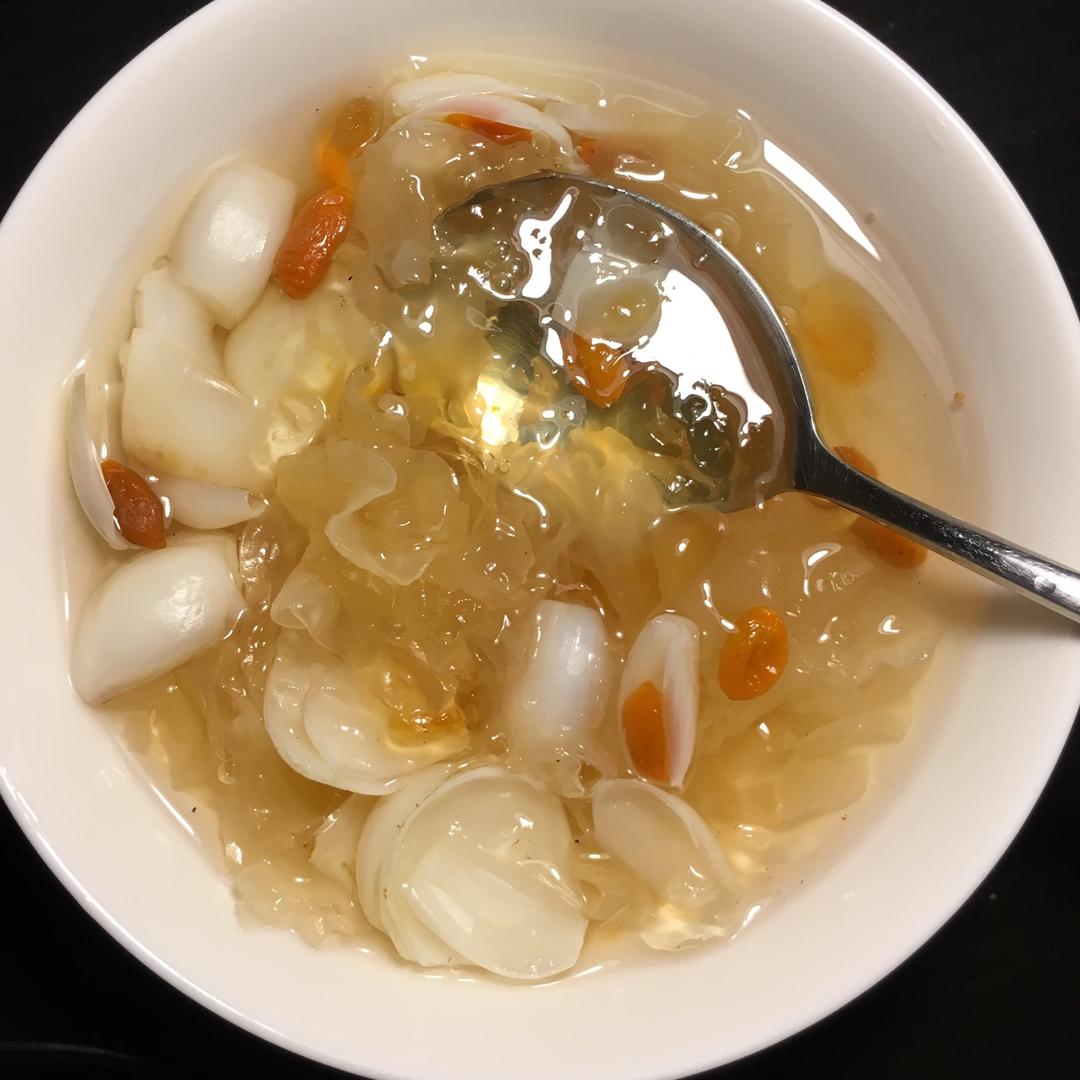 桃胶银耳莲子汤