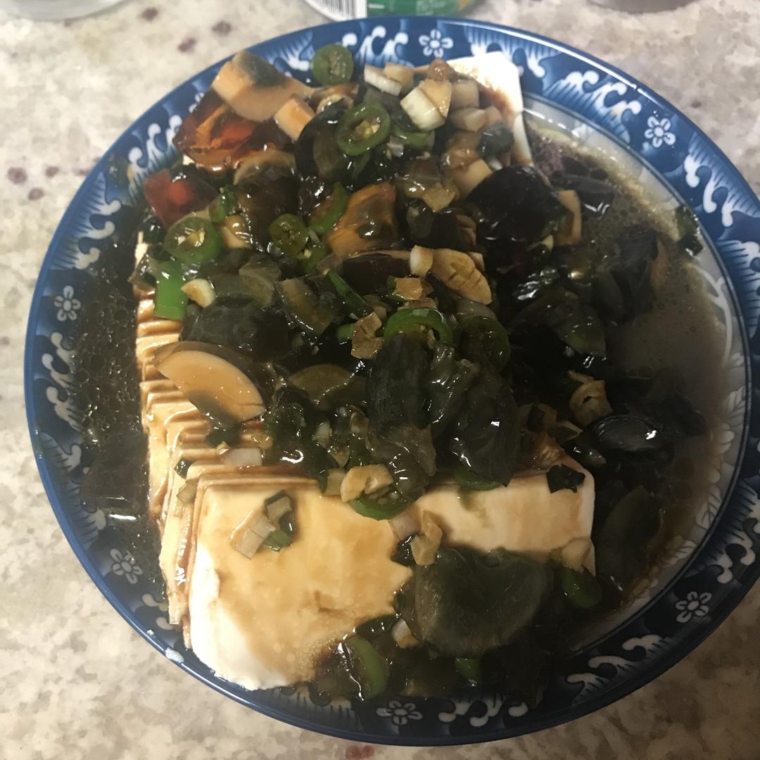 双椒拌皮蛋豆腐