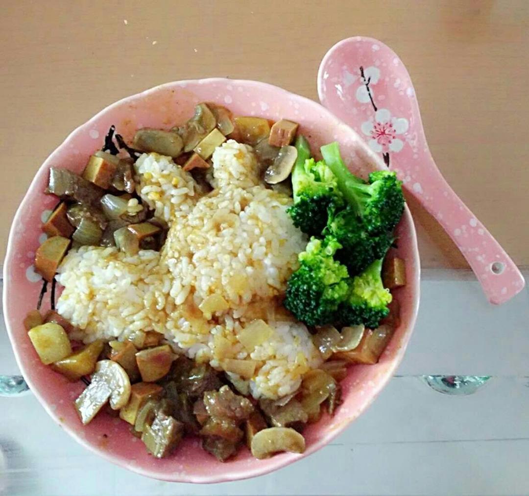 咖喱牛排丁盖浇饭