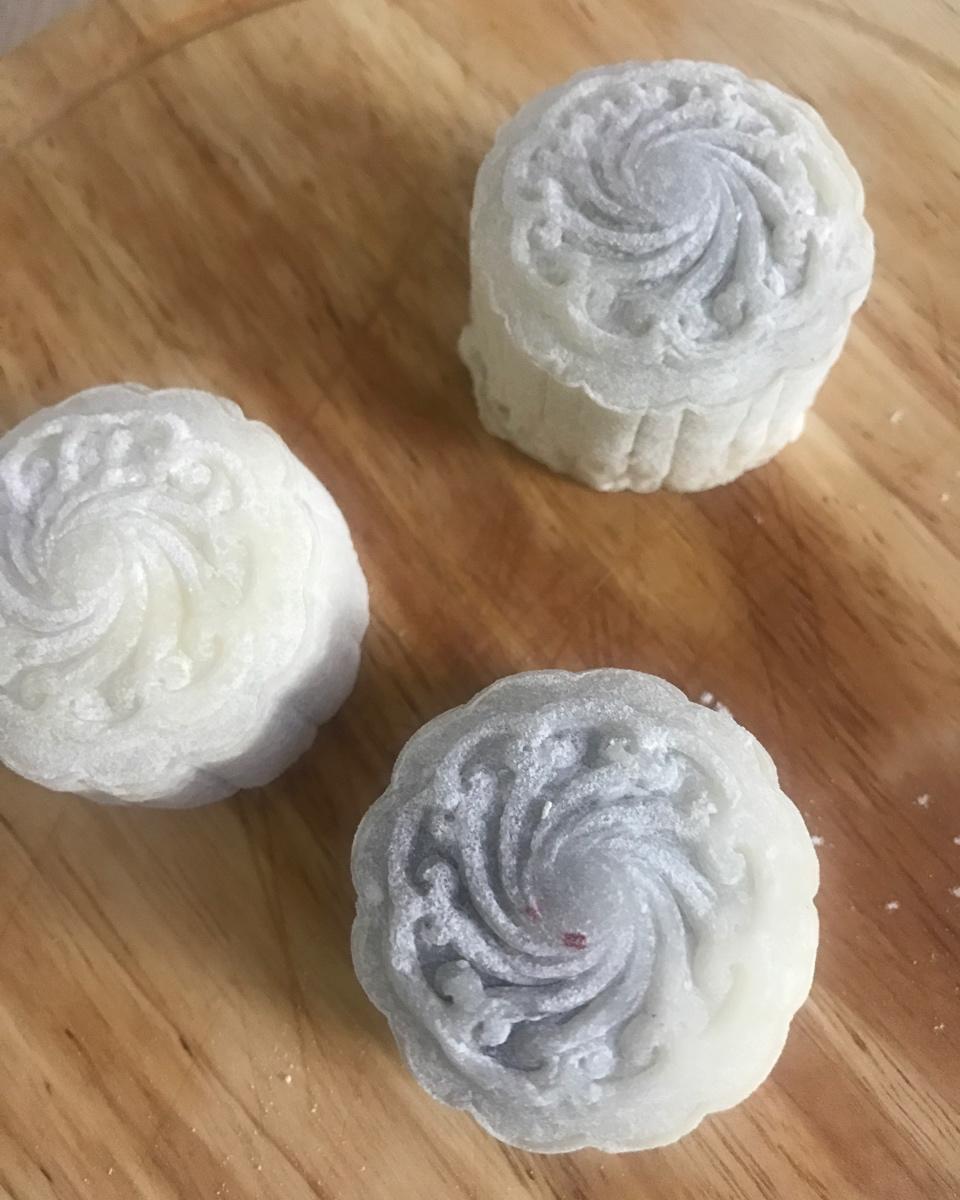 绿豆沙蛋黄冰皮月饼