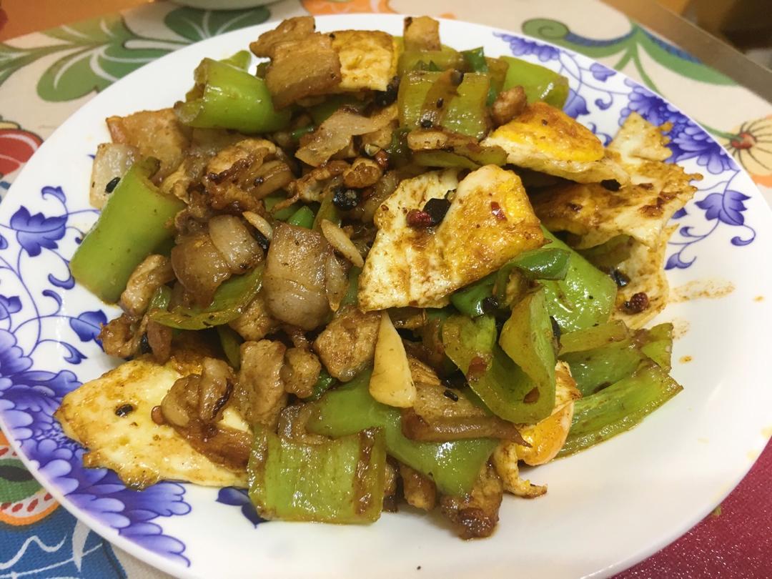 荷包蛋炒五花肉，简单味美又下饭