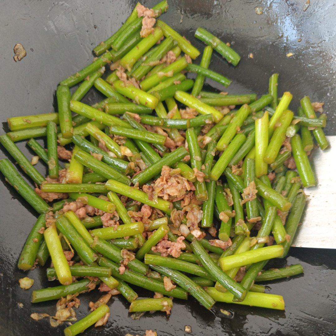 下饭神器蒜苔粒炒肉碎