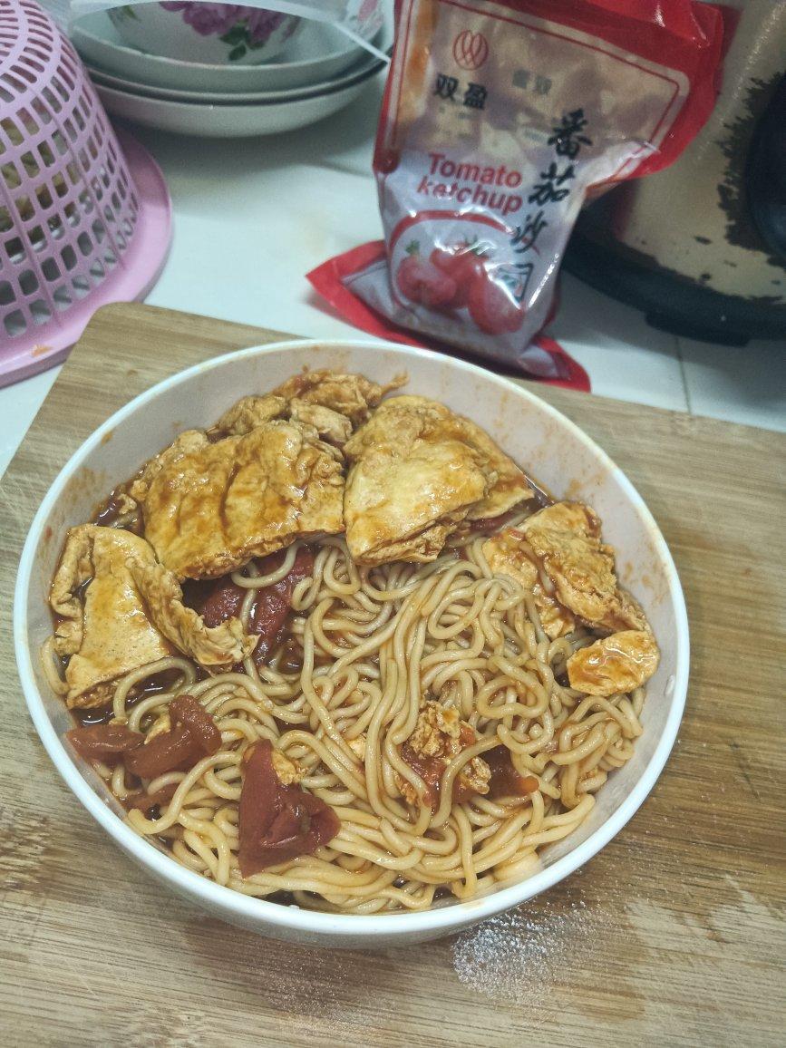 好吃到犯规❗️茄汁火腿鸡蛋焖面