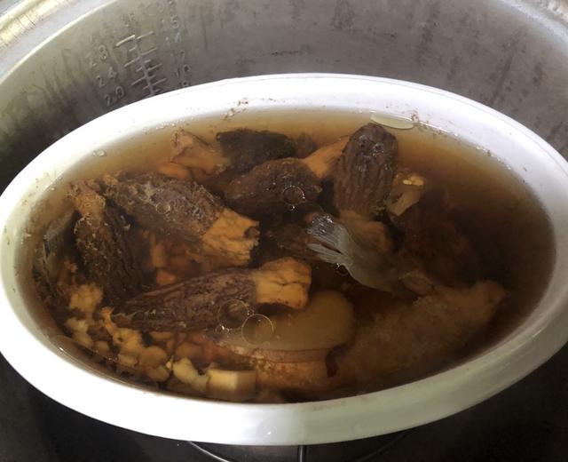 黑鱼羊肚菌茨实茯苓汤的做法
