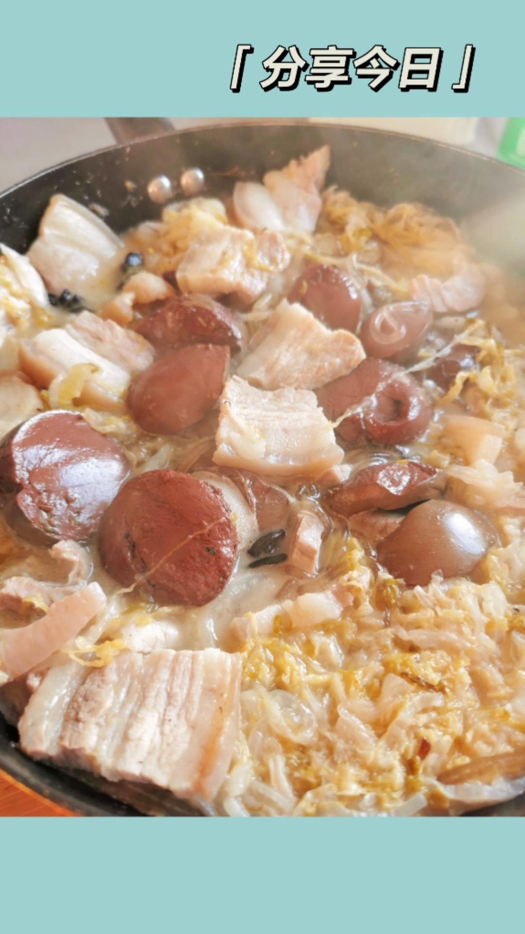 (杀猪菜？)酸菜汆白肉加血肠