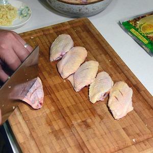 超级香的烤鸡翅——黑椒蜜制鸡翅的做法 步骤1
