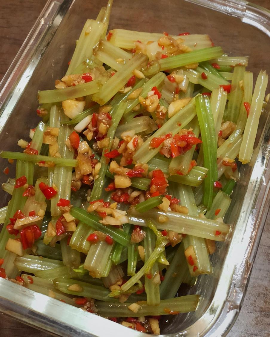 爱美食的小依依做的凉拌芹菜