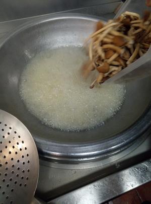 茶树菇炒猪颈肉的做法 步骤2