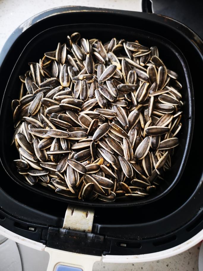 空气炸锅烤椒盐瓜子 葵花籽 的做法步骤图 小美和小咪 下厨房