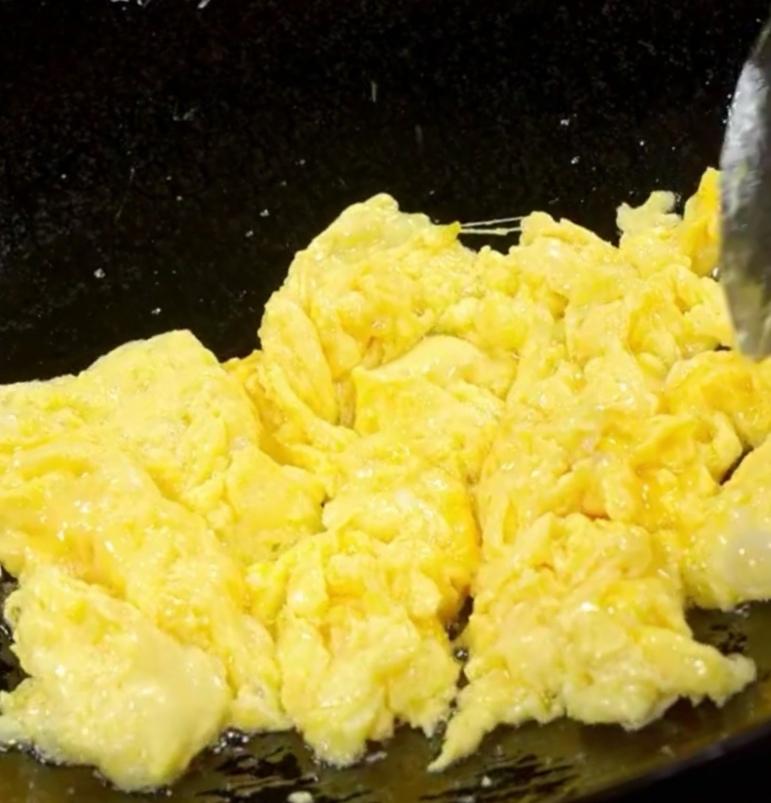 豆芽粉丝炒鸡蛋的做法 步骤3