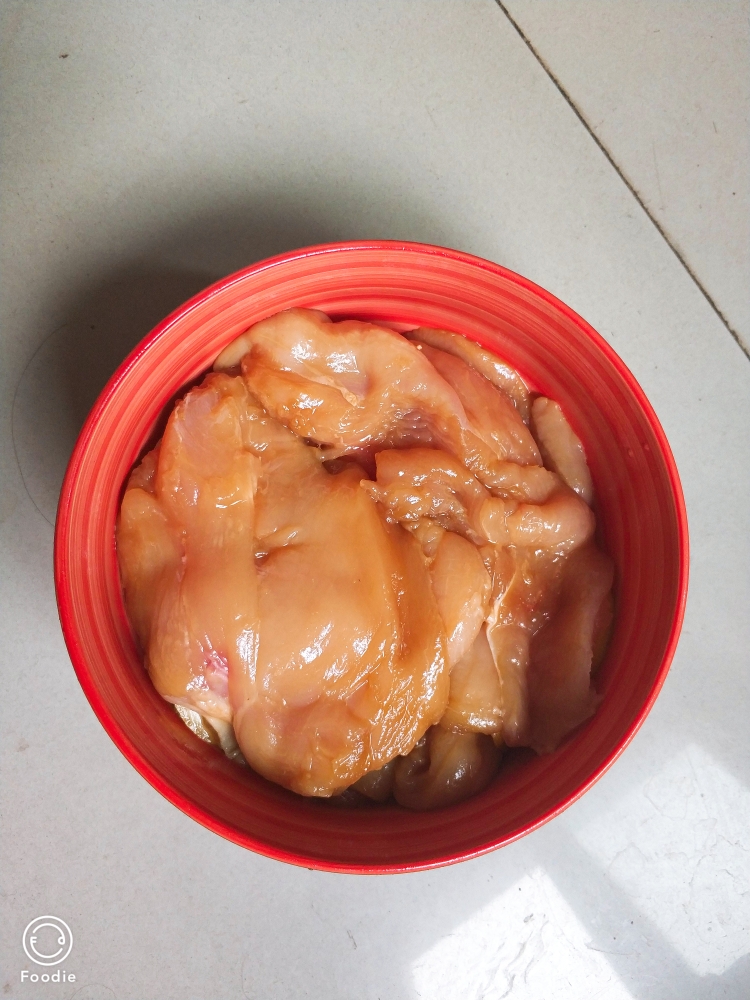 电饭锅煎鸡胸肉生菜卷的做法 步骤3
