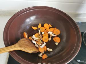 芹菜木耳炒香菇的做法 步骤4