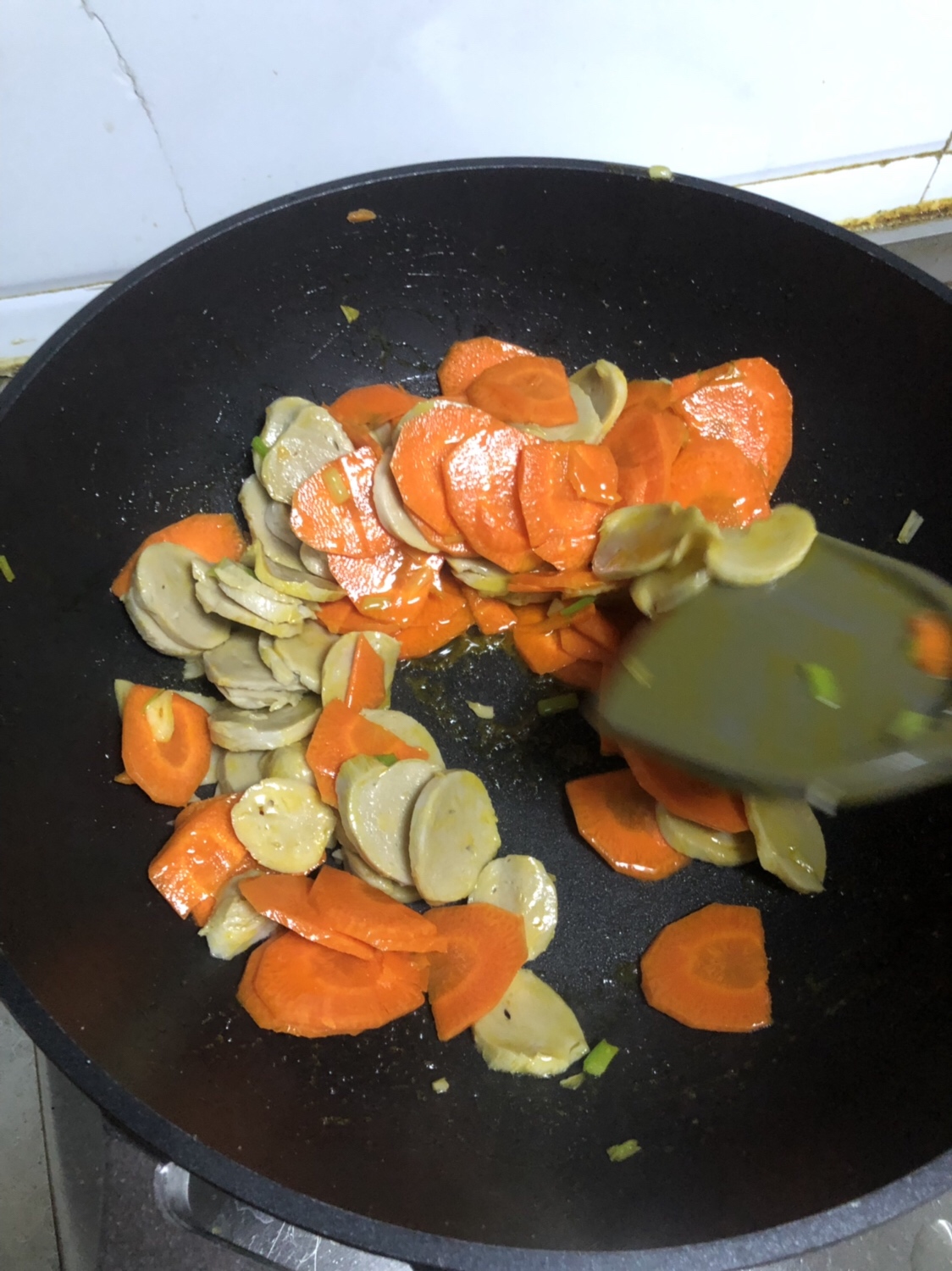 （快手菜 ）胡萝卜炒面筋的做法 步骤5