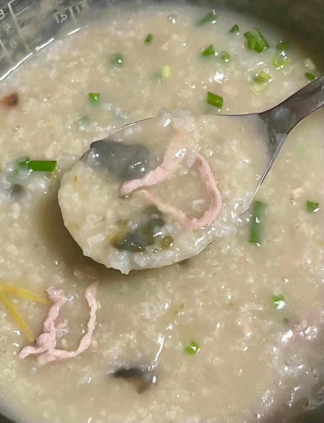 又香又稠的皮蛋瘦肉粥